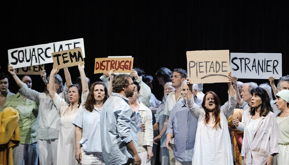 Aufruhr, Liebe, Machtgeilheit, Zerstörung: «Nabucco» lässt in Yves Lenoirs Inszenierung zum Schluss nichts als verwüstete Landschaften, zerstörte Seelen zurück. Im Bild der Chor in einer Szene im 1. Akt. Bild: Roberta Fele
