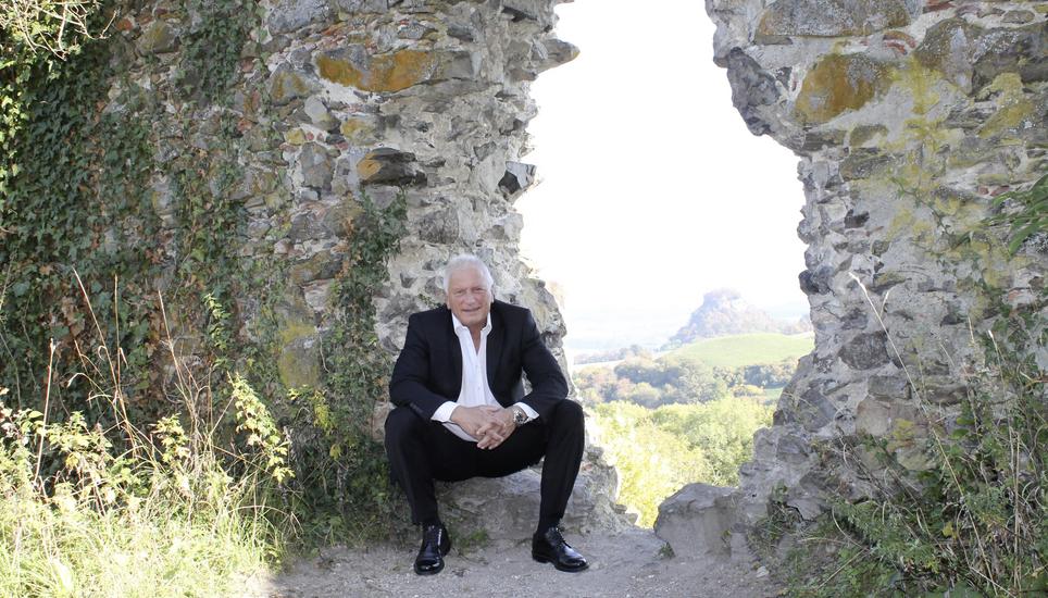 Der ehemalige Kriminaldirektor Gerd Stiefel erfindet Verbrechen selbst und ist am 26. Februar mit seinem neuen Roman «Soko Hegau» zu Gast beim literarischen Sonntags-Matinée der «Färbe» in Singen. Bild zVg/Gerd Stiefel