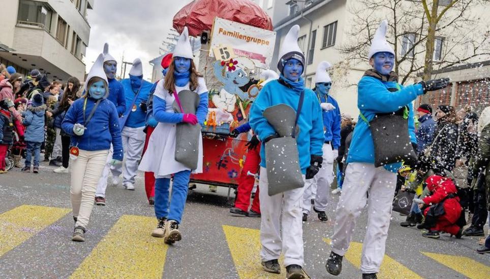 Fasnacht mit den «Schlümpfen»: Die Familiengruppe aus dem Neuhauser «Undärdorf» – die Kinder bestimmen jedes Jahr das Motto. BILDER JEANNETTE VOGEL
