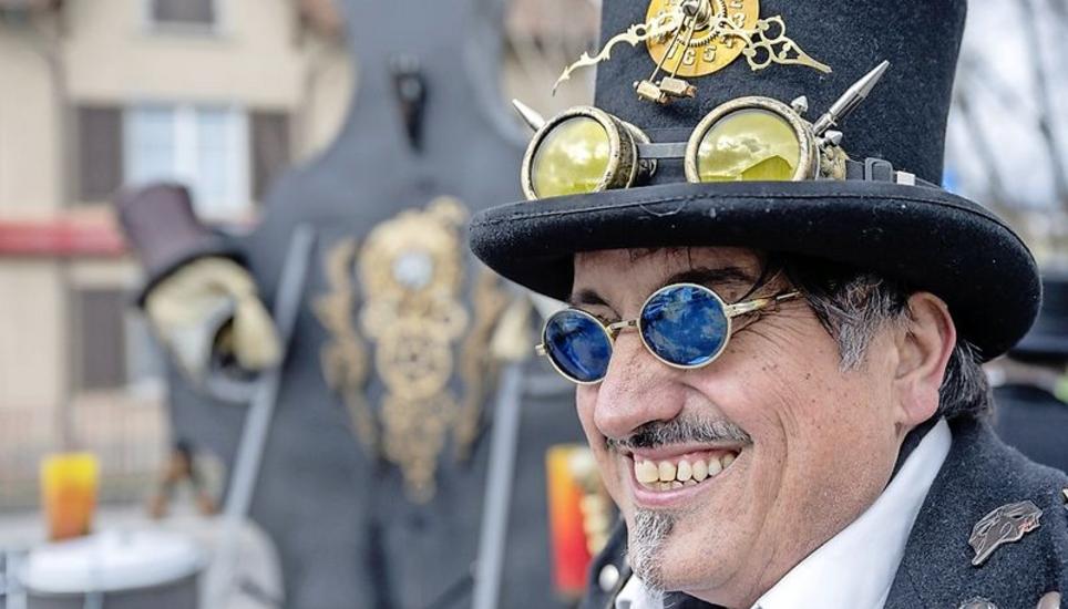 Auch an der Neuhauser Fasnacht mit dabei: Der Zeitreisende des Trios «Magistra» aus Schaffhausen.