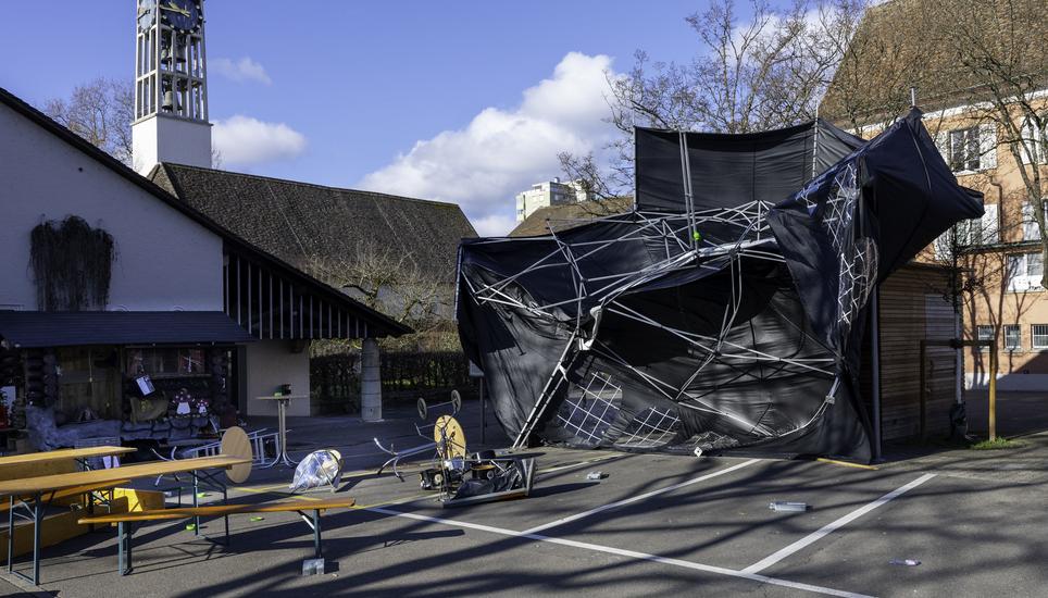 Das Zelt wurde Opfer des starken Windes. Bild: Jeannette Vogel