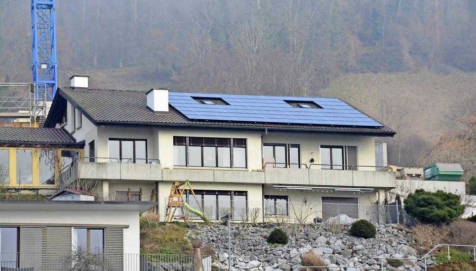 Auch private Liegenschaftsbesitzer in Stein am Rhein haben die Nutzung von Sonnenenergie für sich entdeckt und Anlagen auf ihren Dächern installiert. Die Stadt nimmt nun verstärkt Dächer öffentlicher Gebäude ins Visier. Bild: Thomas Martens