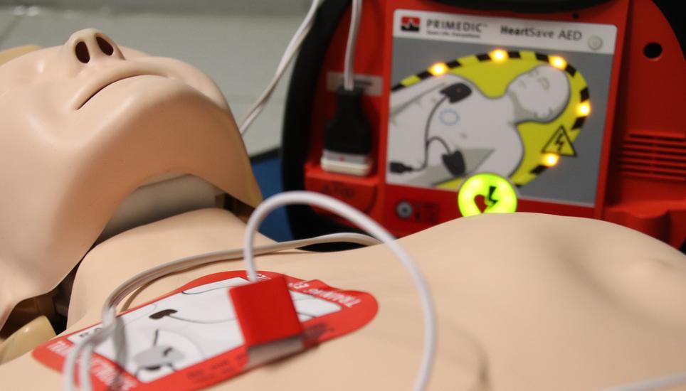 Erste Hilfe und Defibrillatoren gehörten zum Notfallkonzept und würden ständig auf neuestem Stand gehalten. Symbolbild: Pixabay