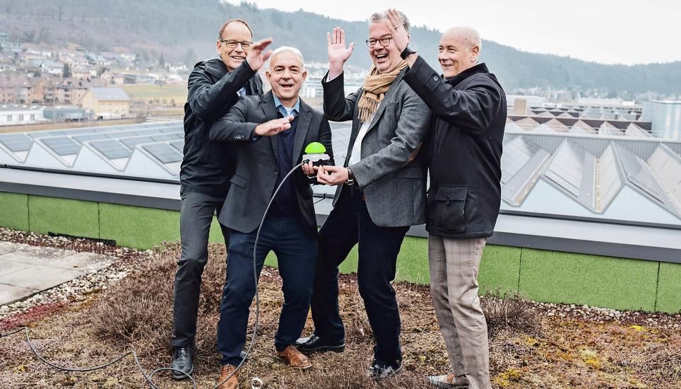 Beringens Gemeindepräsident Roger Paillard, Bruno Oberle, Standortleiter Syntegon Beringen, EKS CEO Thomas Fischer und Regierungsrat Martin Kessler (von links) nehmen die Anlage im Hintergrund in Betrieb. Bild: Melanie Duchene