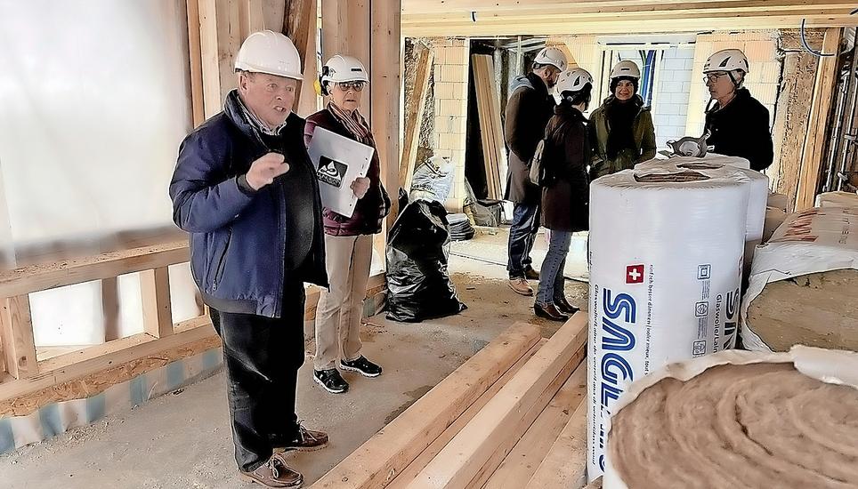 ans Lutz (links) zeigt die verschiedenen Räume in der Wohnung. Bild: Karin Lüthi