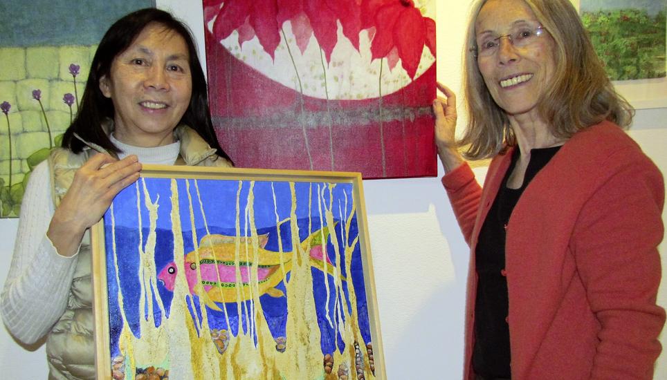 Esther Wenger (r.) und Aunchung Hirling mit Werken in ihrer Doppelausstellung in der Falkengalerie Stein am Rhein. Bild: Ernst Hunkeler