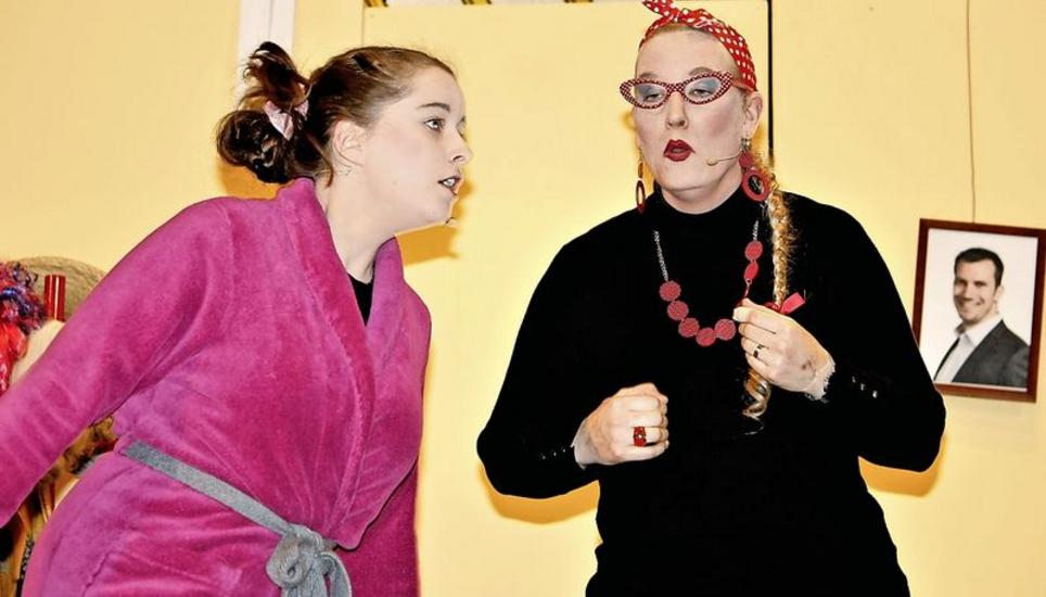 Szene aus dem Lustspiel «WG-Wahnsinn» (v. l.): Die WG-Mitbewohnerinnen Evi, gespielt von Chiara Märki, und Lilo (Riwana Weber). Bild: Dieter Ritter