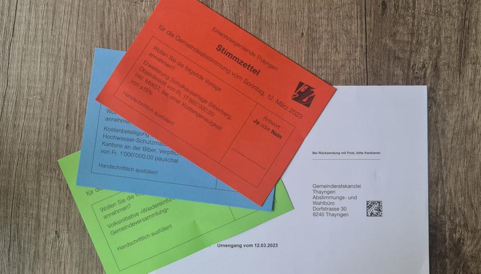 Über die Wiedereinführung der Gemeindeversammlung, die Erweiterung der Schulanlage Silberberg und über den Hochwasserschutz am Fluss «Biber» wurde in Thayngen abgestimmt. Bild: Isabelle Salathé
