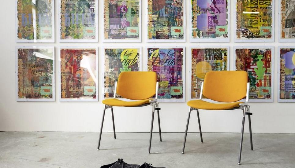 Plakate von Martin Amstutz, ausgestellt im Juni 2022 in der Galerie Reinart, kurz nachdem die Kündigung bekannt wurde. Bild: Jeannette Vogel