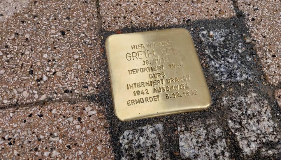 Nur einige Meter von Gretel Weils Wohnhaus entfernt, an der Hauptstrasse schräg gegenüber vom Rathaus, wird nun mit dem Stolperstein an ihr Schicksal gedacht.