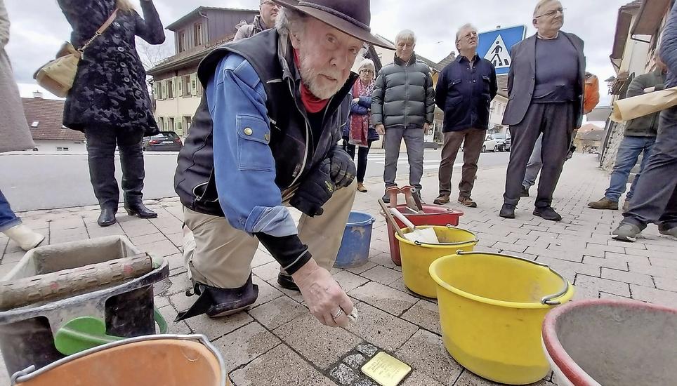 Künstler Gunter Demnig bei der Verlegung des Stolpersteins zum Gedenken an Gretel Weil in Gailingen. Bilder: Thomas Martens