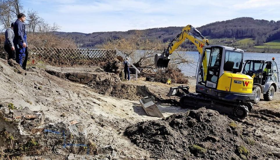 Die Mitarbeiter de Gewässerbetriebshofes des Regierungspräsidiums in Moos gestalten den neuen Uferübergang zum See in Wangen. Bild: zVg