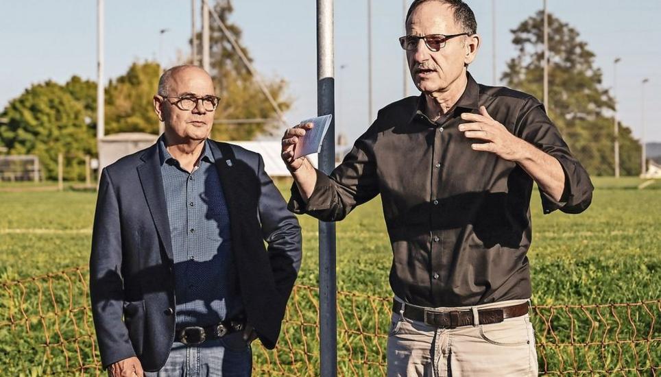 Ab Juni ist eine Erhöhung der Zürcher Asylquote laut Sicherheitsdirektor Mario Fehr (rechts, hier mit dem Feuerthaler Gemeindepräsidenten Jürg Grau im September 2022) «unumgänglich». Bild: Melanie Duchene