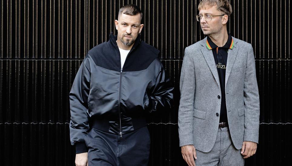 Rapper Stress (links) mit dem Autor seiner Biografie, Daniel Ryser. Bild: Tom Haller