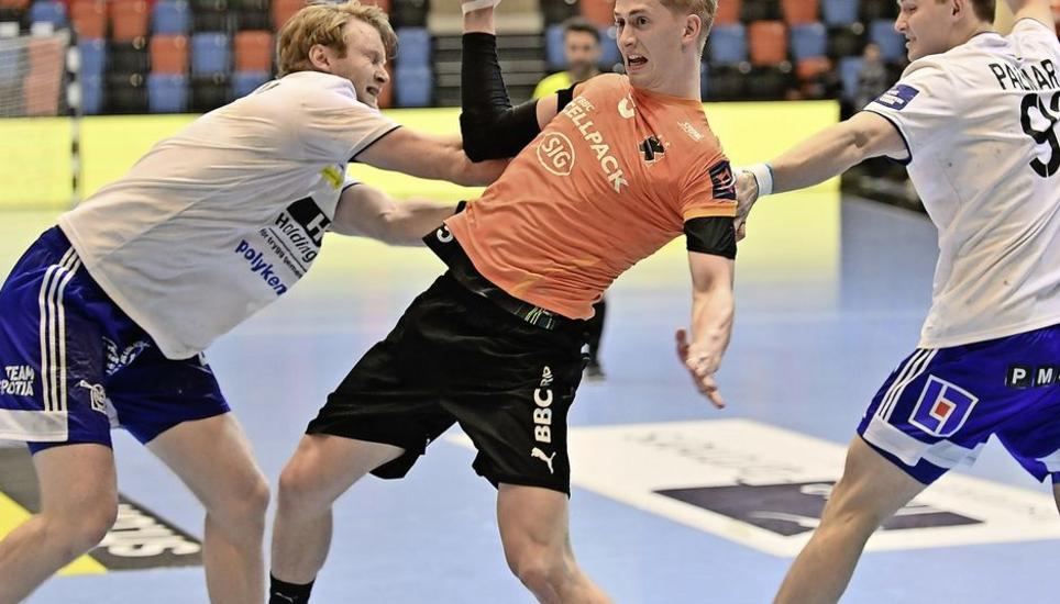 Hart umkämpft war das Hinspiel zwischen den Kadetten um Torben Matzken (mit Ball) und Ystads IF. Bild: Michael Kessler