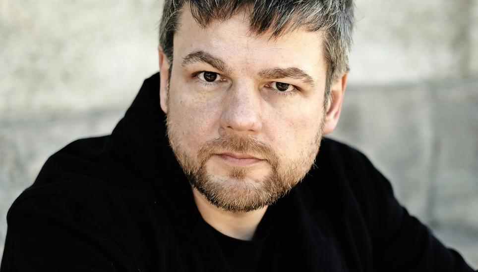 Der deutsche Schriftsteller Martin Kordić schreibt in seinem neusten Roman über Klassengesellschaft, Migration, Gefühle und Verletzungen. Und auch über eine eigenwillige Liebe. Bild: zVg/Peter Hassiepen