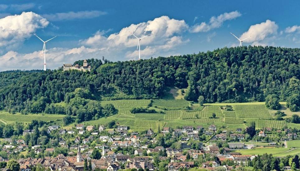 Die Visualisierung zeigt die Windkraftanlagen auf dem Chroobach, von Stein am Rhein aus gesehen. Bild: zVg/Otto Kasper