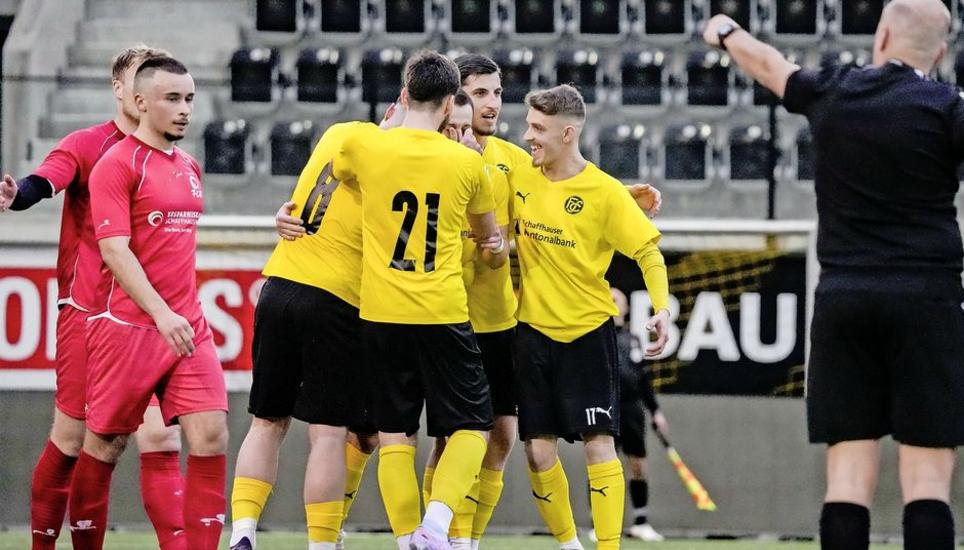 Klare Sache: Die jubelnden Spieler des FCS 2 feierten einen 5:2-Sieg über Kantonsrivalen Beringen. Bild: Roger Albrecht