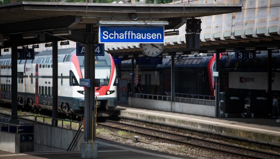Schaffhauser Pendlerinnen und Pendler müssen sich darauf einstellen, dass das Bus- und Bahnfahren in der Region demnächst teurer wird. Bild: SN-Archiv/Roberta Fele