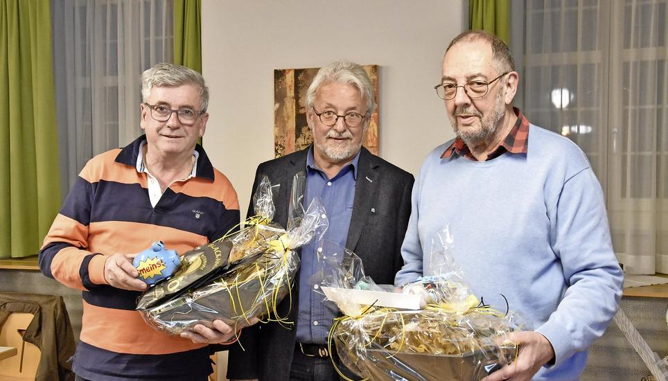 Vereinskassier Kari Theiler (links) und Museumsverantwortlicher Bruno Ranft (rechts) wurden von Vereinspräsident Reiner Stamm (Mitte) aus dem Vorstand verabschiedet und für ihre Arbeit mit Geschenken geehrt. Bild: Sandy Hedinger