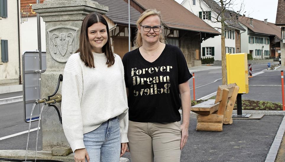 Die Stabsübergabe ist erfolgt: Ramona Thalmann (links), neue Gemeindeschreiberin von Volken, übernimmt das Amt von Lara Brandenberger. Bild Mirza Hodel