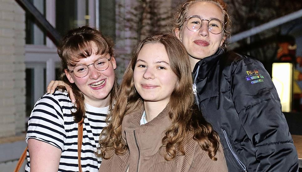 Lilly Springweiler, Deborah Jahn und Amélie Schneider (v. l.) schnuppern frische Luft.