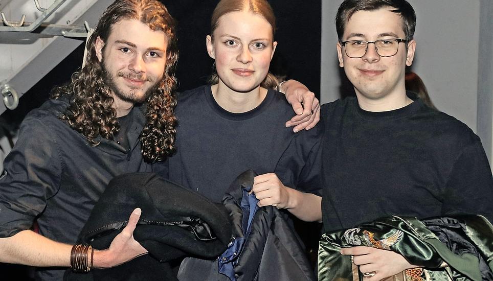Gloria Müller und Silvan Bernhard (r.) feiern mit Brooklyn-Owen Etzweiler ihren 18. Geburtstag.