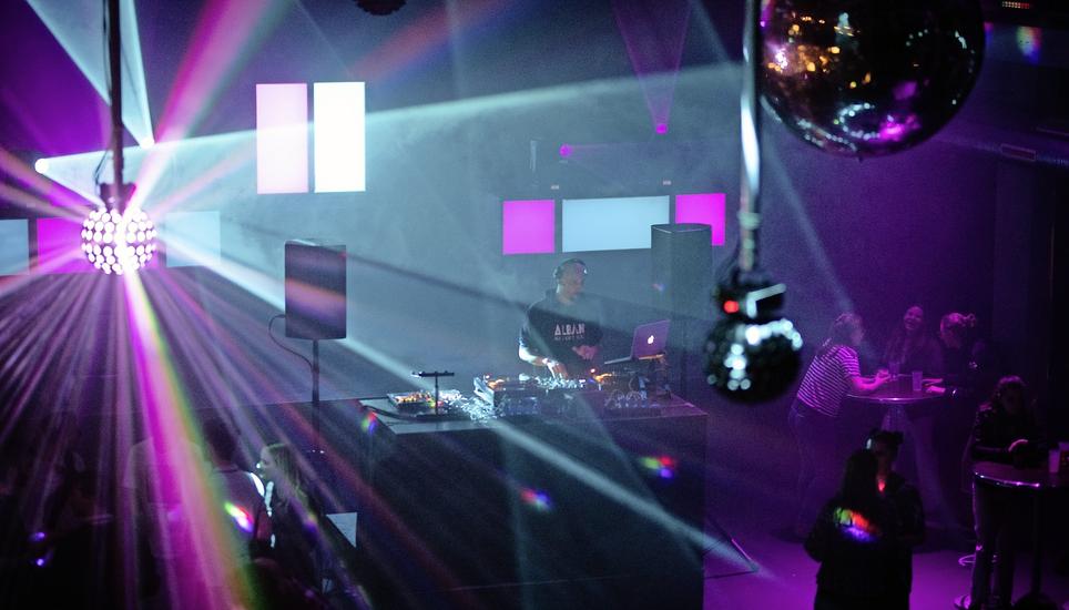 Die bekanntesten Beats und tanzbarsten Ohrwürmer lassen die Kammgarn erbeben. Bilder: Roberta Fele