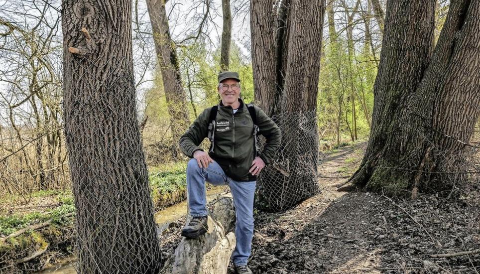 Ranger Andri Chesini wird im Eschenzer Horn für die Einhaltung der geltenden Regeln im Flachmoor sorgen, das von nationaler Bedeutung ist. Bild: Jean-Marc Rossi
