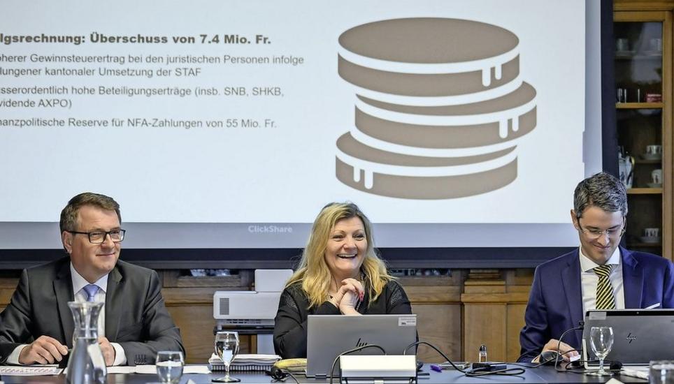 Gute Gründe für gute Laune: Andreas Wurster (l.) von der Steuerverwaltung, Regierungsrätin Cornelia Stamm Hurter und Stephan Pouyouros von der Finanzverwaltung. Bild: Michael Kessler