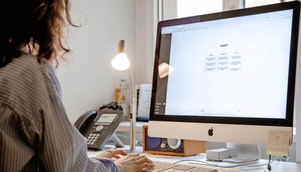 KI-basierte Software stellt Redaktorinnen und Redaktoren bei der Arbeit vor Herausforderungen. Die Anwendungen haben aber auch ihre Vorteile. Bild: Roberta Fele