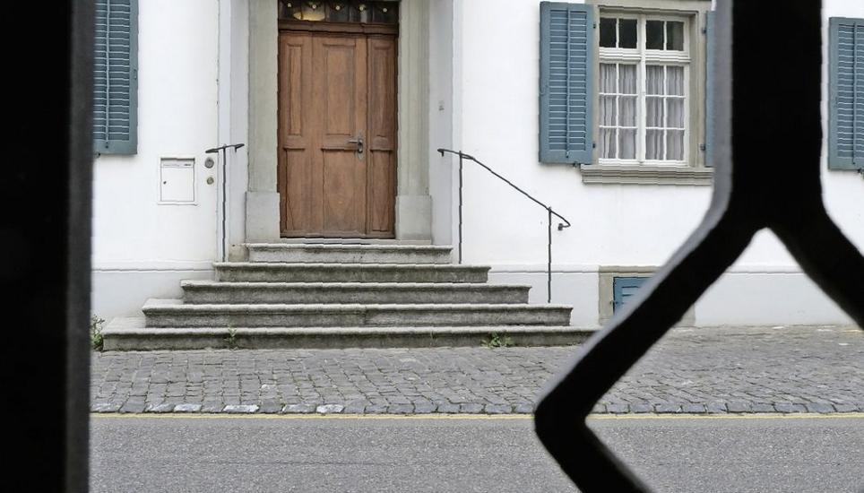 Ganze 32 Seiten umfasste die Anklageschrift, mit der sich – nach einer vorläufigen Einigung auf ein abgekürztes Verfahren zwischen Staatsanwaltschaft und Verteidigung – das Bezirksgericht Andelfingen am Freitagnachmittag zu befassen hatte. Bild: Alexander Joho