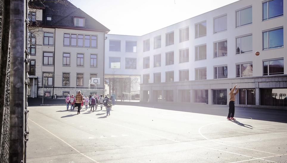 Die Erweiterung des Schulhauses Kirchacker fiel günstiger aus als erwartet. Der Einwohnerrat segnete die Investitionsabrechnung nun ab. Bild: Roberta Fele
