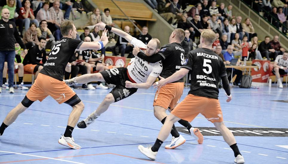 Können die Kadettenspieler Sandro Obranovic (l.) und Jonas Schopper (r.) die Spieler von Suhr Aarau (im Bild Tim Aufdenblatten in der Mitte) entscheidend stoppen und den Einzug in den Playoff-Halbfinal realisieren? Bild: Alessandro Crippa