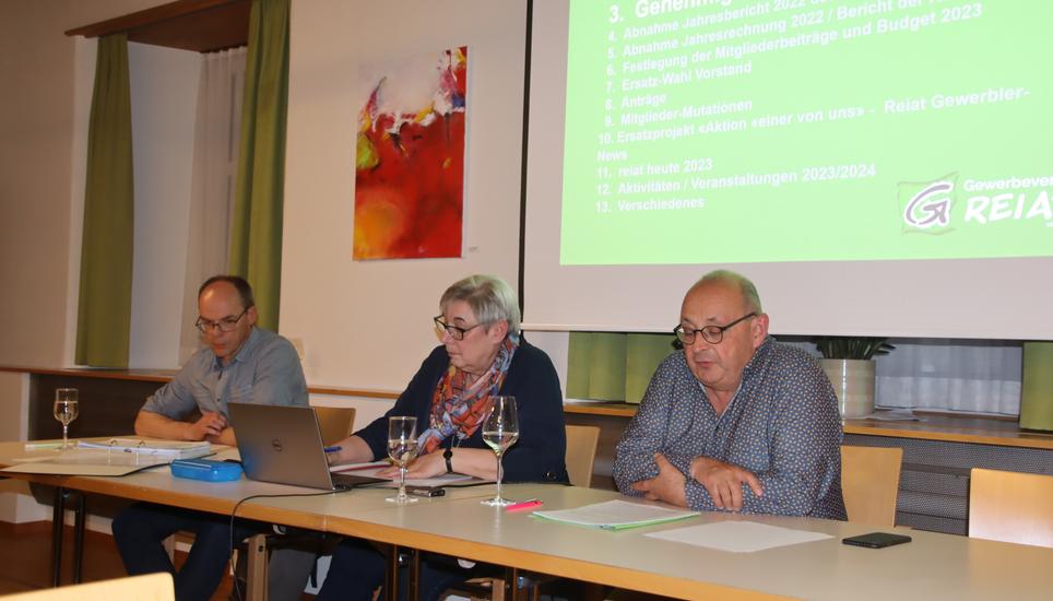 Vereinspräsident Stefan Imthurn, Aktuarin Elsbeth Aeberhard und Finanzchef Andreas Meier (von rechts) führten durch die GV des Gewerbevereins Reiat. Bild: Roland Müller