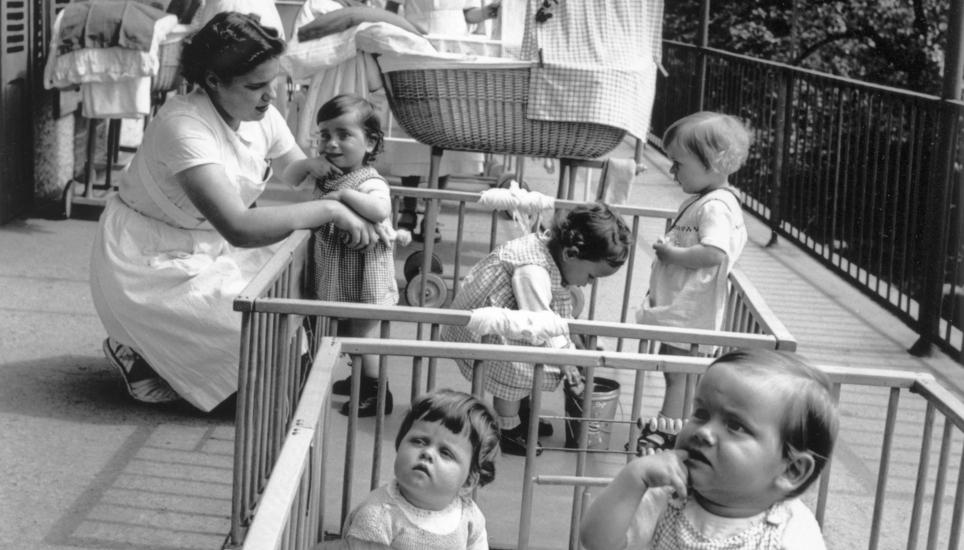 Säuglingsstation des Mütter- und Kinderheims «Hohmaad» in Thun 1954. Hier wurden vor allem Kinder von unverheirateten Müttern platziert. Bild: Keystone/Walter Studer