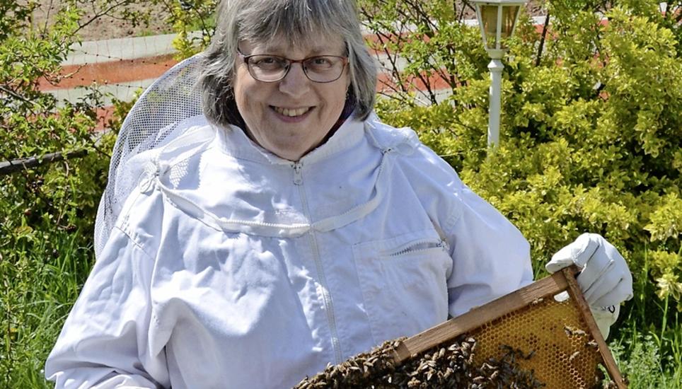 Bea Weber ist in der Nähe von Bienen tiefenentspannt. Bild: Alexander Hongler