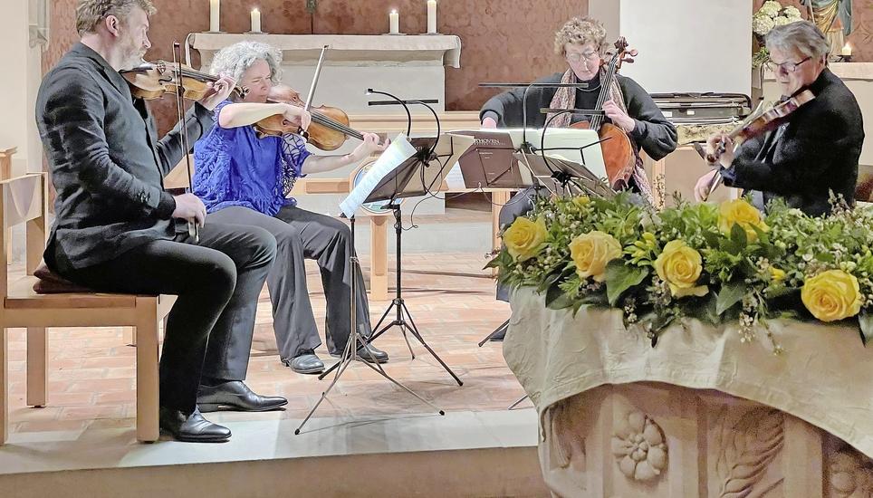 Das Narratio-Streichquartett spielte zum Auftakt der Rheinauer Konzerte 2023 mit hingebungsvoller Gestaltungskraft (v.l.): Johannes Leertouwer, Dorothea Vogel, Viola de Hoog und Franc Polman. Bild: Matthias Zweifel