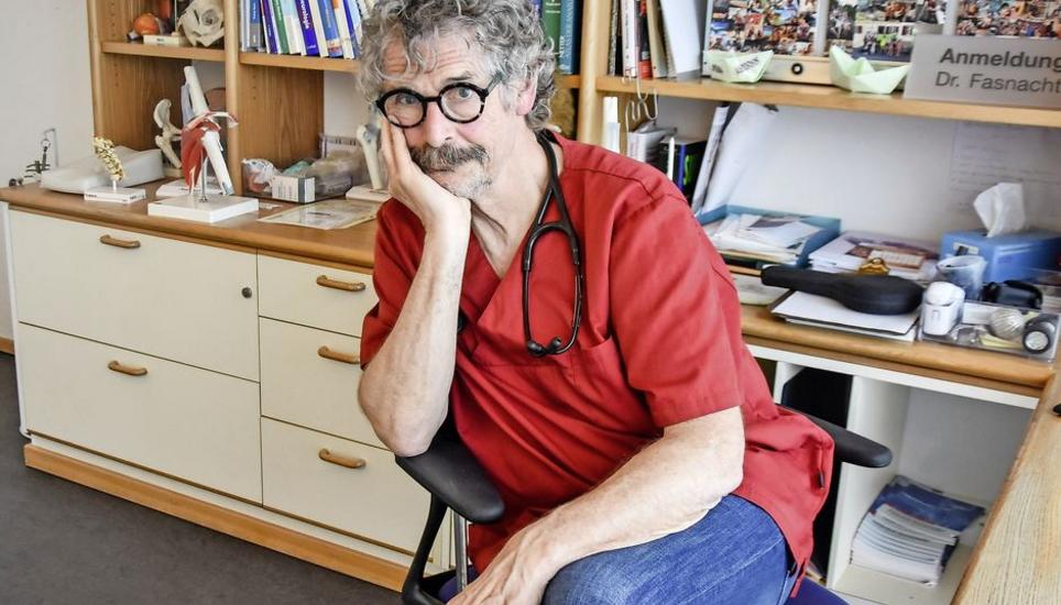 60 Stunden arbeitet Jean-Jacques Fasnacht pro Woche. Das hohe Arbeitspensum schrecke viele angehende Ärzte ab, sagt er. Bild: Damiana Mariani