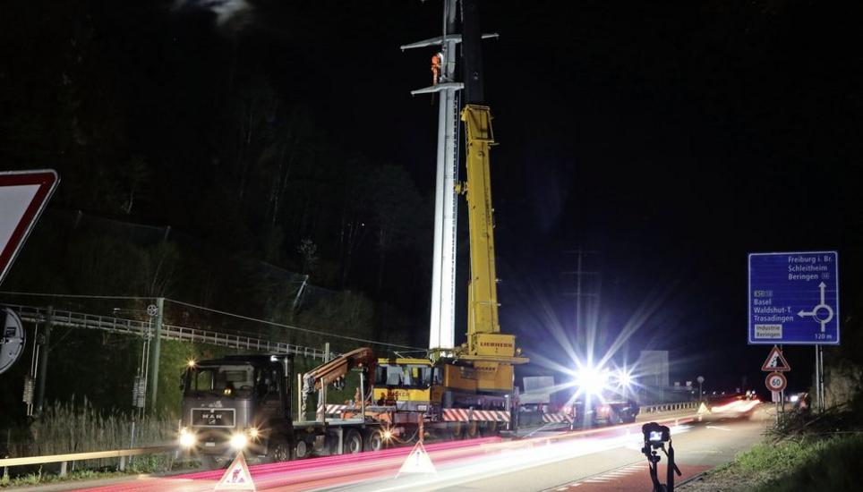 Am späten Montagabend um 22 Uhr sind die Vorbereitungen zum Rückbau des Strommasten angelaufen. Nach drei Stunden war er weg. Bilder: Sandy Hedinger und Jonas Schlagenhauf