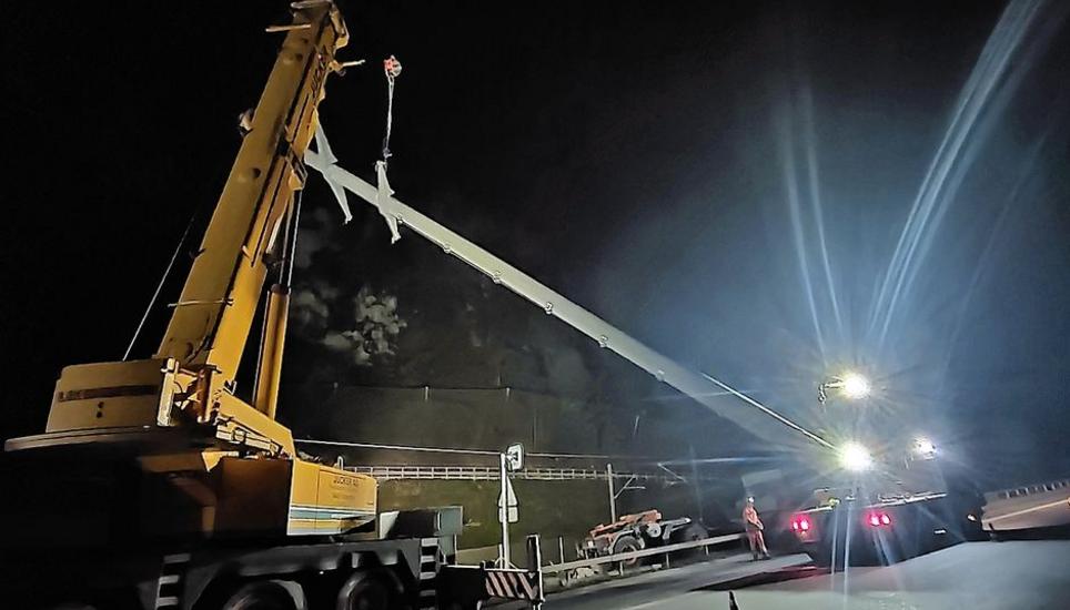 Mit dem Pneukran wird der Mast in einem Stück abgelassen.