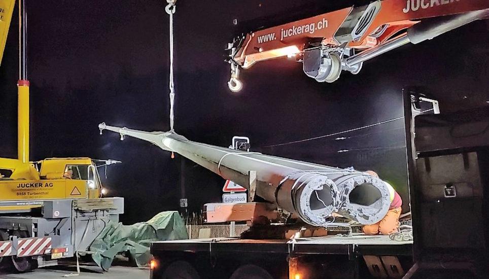 Der Spezialtransporter bringt den Mast weg.