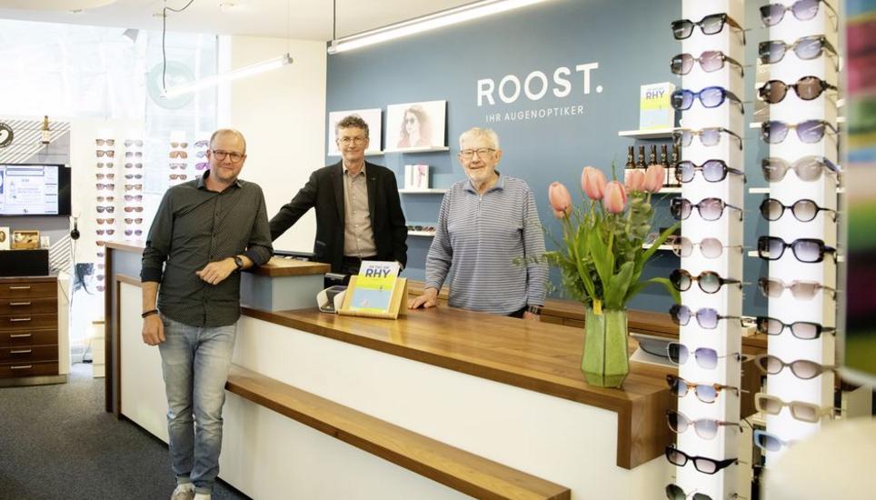 Drei Generationen von Geschäftsführern bei Roost Augenoptik: Martin Rohner, Martin Roost und Peter Roost (v.l.). Bild: Roberta Fele
