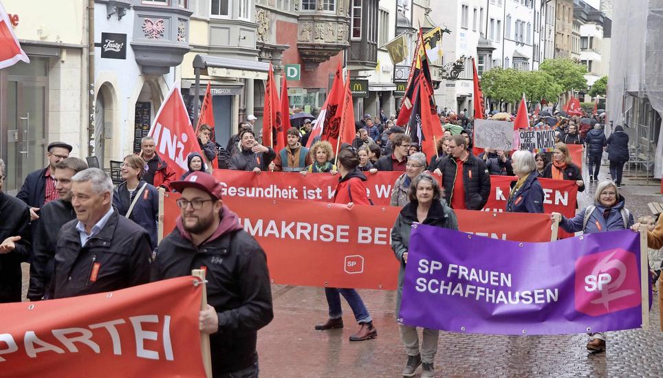 Zogen am Montag durch die Schaffhauser Altstadt: Linke Politiker, Gewerkschafterinnen und Gewerkschafter sowie ihre Sympathisanten. Bild: Dominic Caviezel