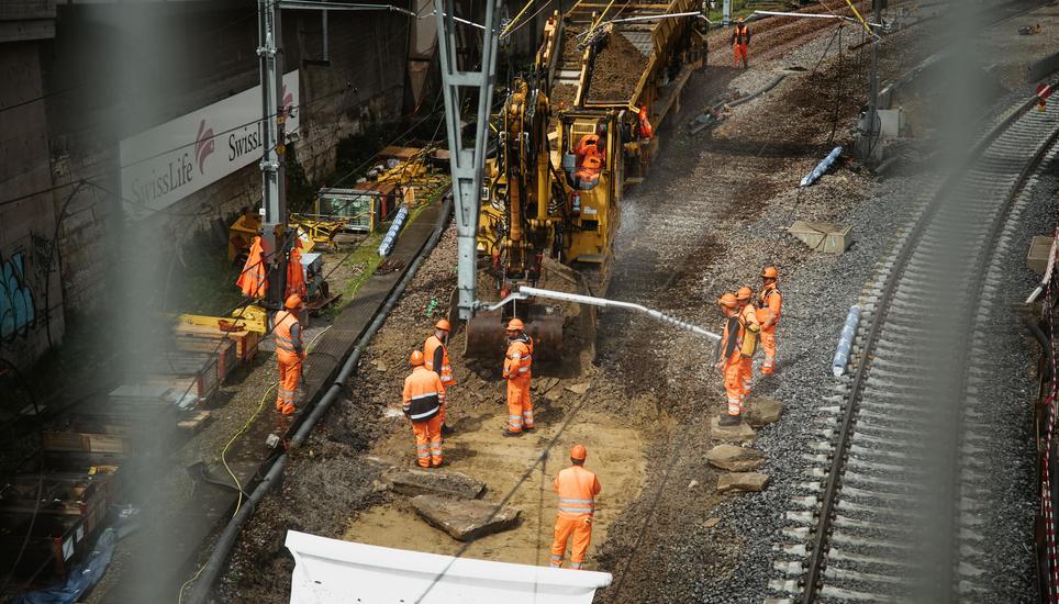 Im Hintergrund müssen verschiedenste Steuerungen, Sicherheitsprüfungen und Verdrahtungen vom Stellwerk aus gemacht werden.