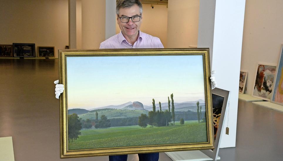 Museumsleiter Christoph Bauer mit dem Bild «Hegaulandschaft» von Höri-Künstler Georg Schrimpf aus dem Jahr 1933. Bild: Thomas Martens