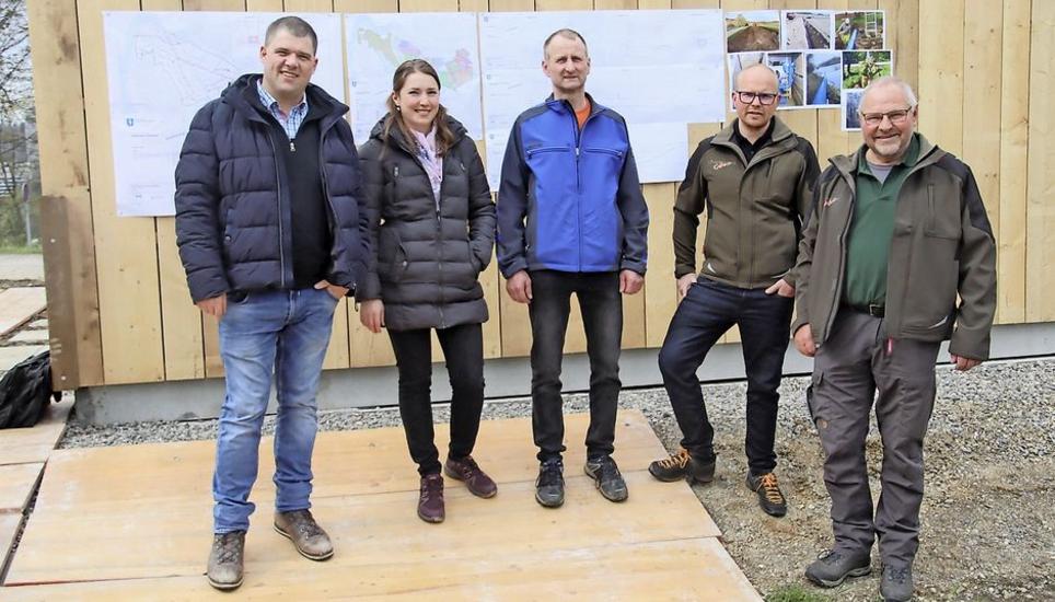 Treibende Kräfte hinter dem Uhwieser Bewässerungsprojekt (v. l.): Stefan Grob, Andrea Brack-Grob, Andreas Schüpbach sowie Erik und Peter Eichenberger. Bild: Roland Müller