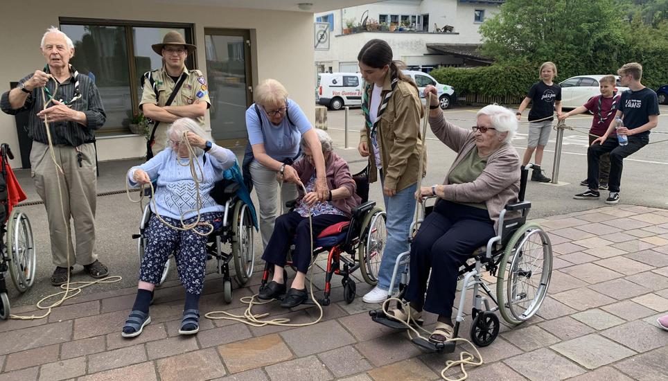 Die Pfadfinder der Abteilung Thayngen brachten einigen Bewohnerinnen und Bewohnern des Seniorenzentrums im Reiat die Pfadiknoten bei. Bild: zVg/Pfadi Thayngen