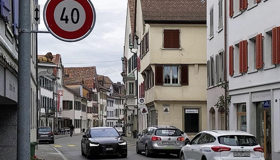 Noch gilt in der Seestrasse in der Steckborner Altstadt Tempo 40, doch schon bald sollen Autofahrer hier aus Lärmschutzgründen nur noch 30 Kilometer pro Stunde fahren dürfen. Bild: Thomas Martens