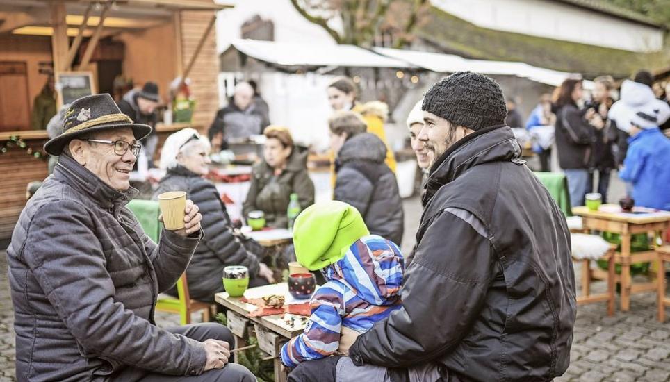 Ein digitaler Dorfplatz könnte die Menschen nicht nur online, sondern auch im echten Leben zusammenbringen, wie etwa hier am Adventsmarkt. Das hofft Randy Ruh (GLP), der ein Postulat dazu einreichte. Bild: Melanie Duchene